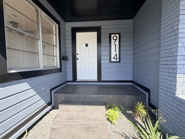 Building Photo - 914 Belmeade Dr