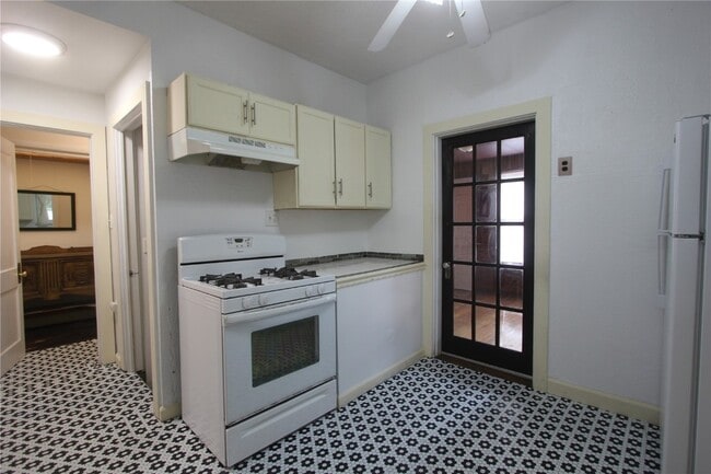 Building Photo - 7028 Glades Ave