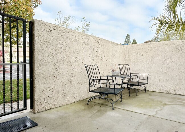 Building Photo - Spacious Single-Level Attached Home w/ Yard