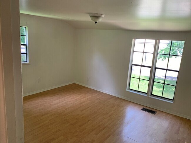 Building Photo - 301 10th St