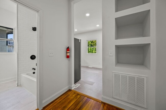 Building Photo - 512 Granville Dr SW