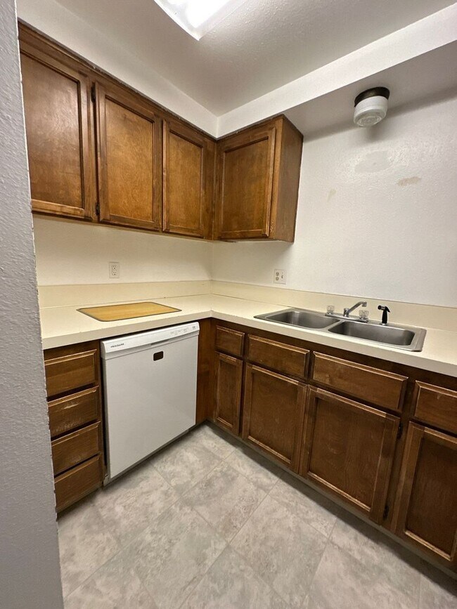 Building Photo - Lincoln Duplex