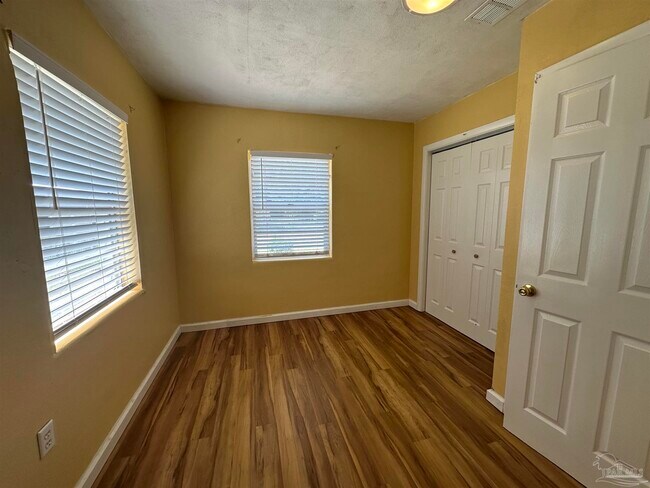 Building Photo - 608 N 70th Ave
