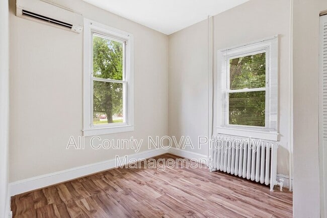 Building Photo - 305 9th St