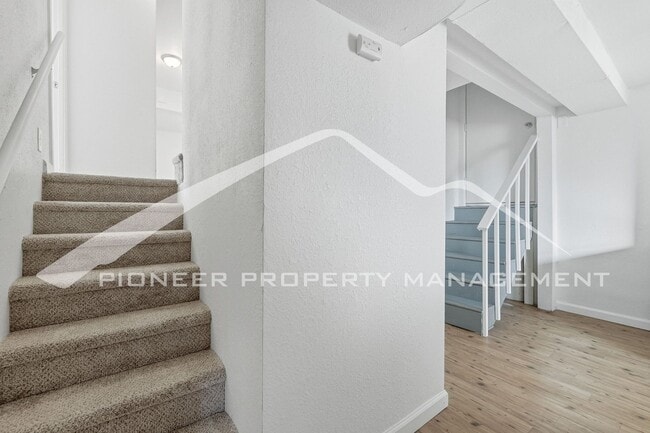 Building Photo - Charming Home with Central AC and Washer/Dryer