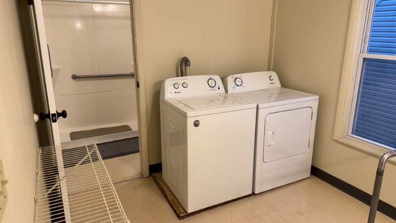 Building Photo - 412 E 5th St