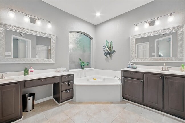 Building Photo - 22 Watermint Pl