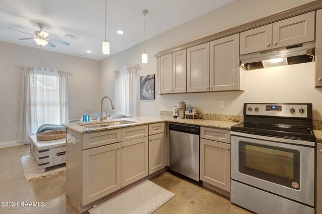 Building Photo - 416 Row 3