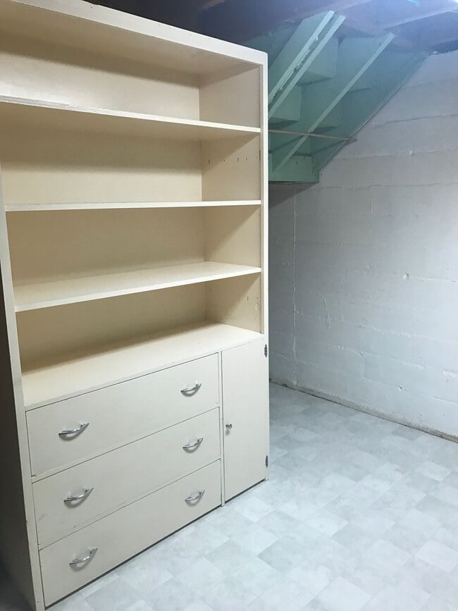 Building Photo - 3 Bedroom (1 non-egress) / 1 Car Garage located near the hospitals and colleges!