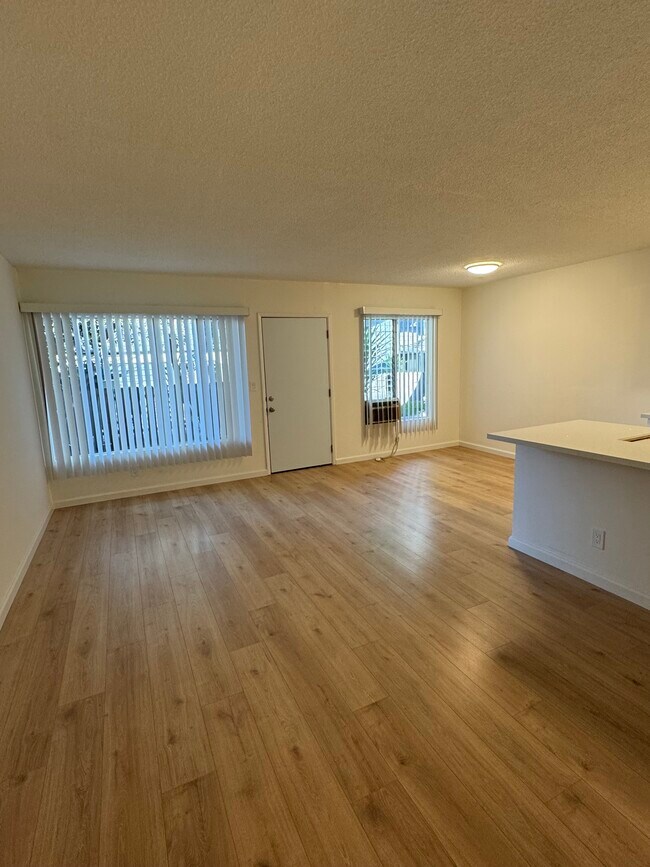 Open floor plan - 1820 N Edgemont St