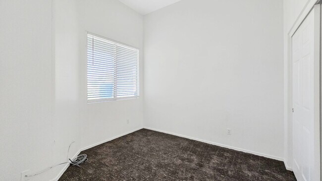 Building Photo - Clean and Cozy home in desirable area!