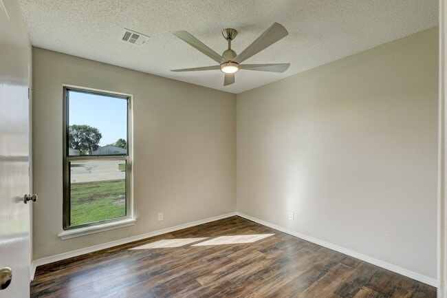 Building Photo - Home Like Living at Apartment Prices