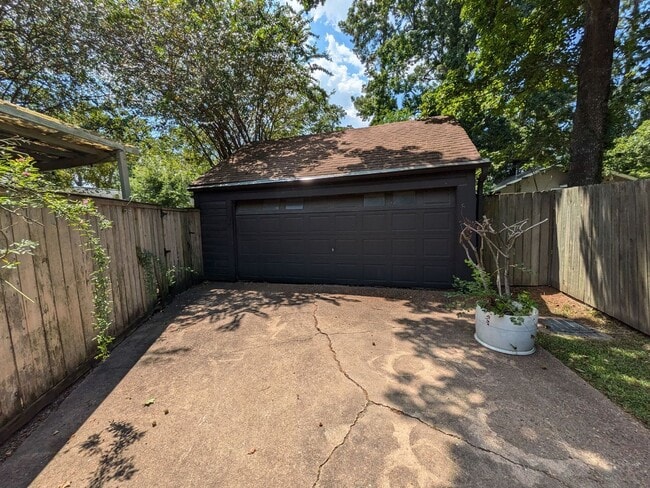Building Photo - 1417 Central Dr