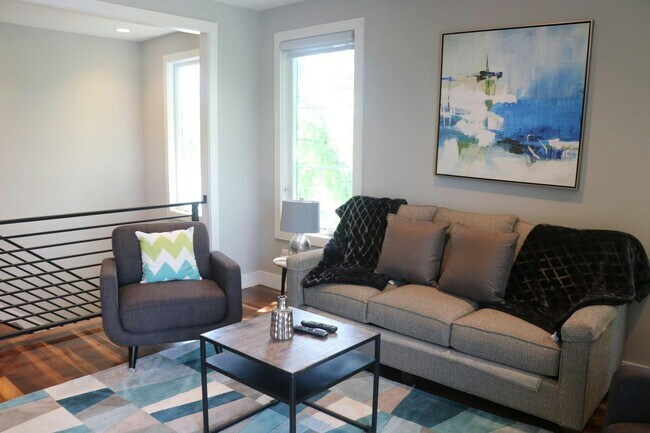 Building Photo - 929 13th Ave S