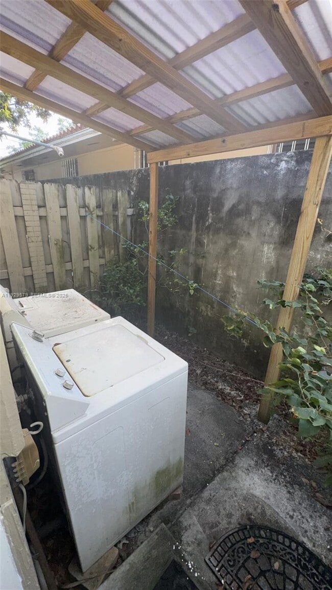 Building Photo - 2430 SW 25th Ter