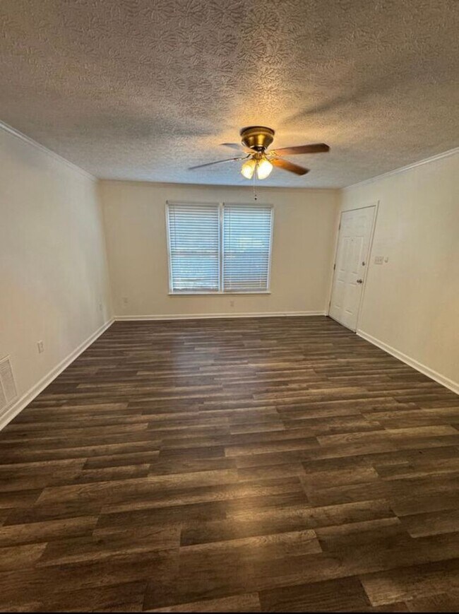Building Photo - 2 bed 1 bath newly renovated!