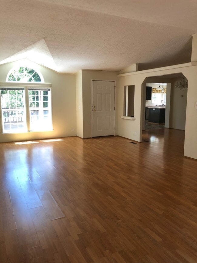 Building Photo - Spacious 3 bedroom home