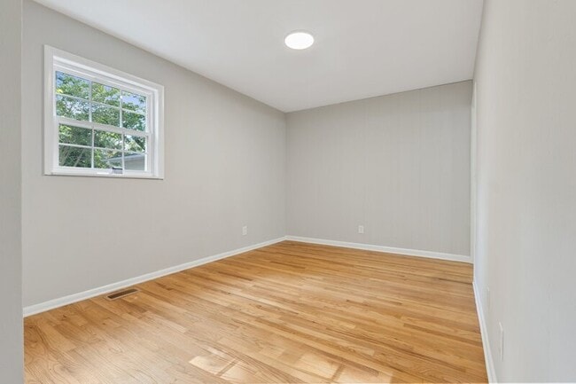 Building Photo - 852 N May St