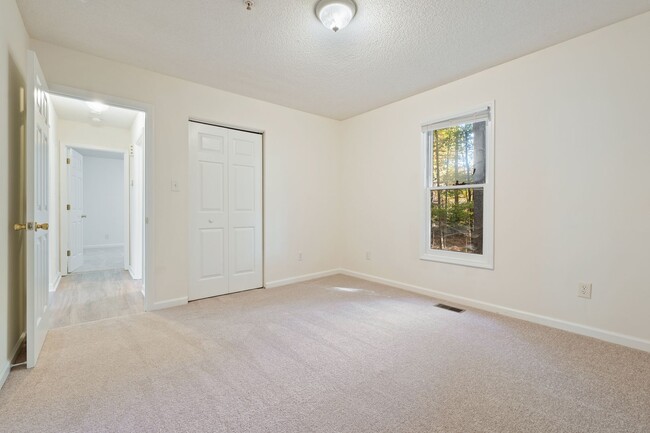 Building Photo - Carrboro 2 Bedroom/1Bathroom Unit! Adorabl...