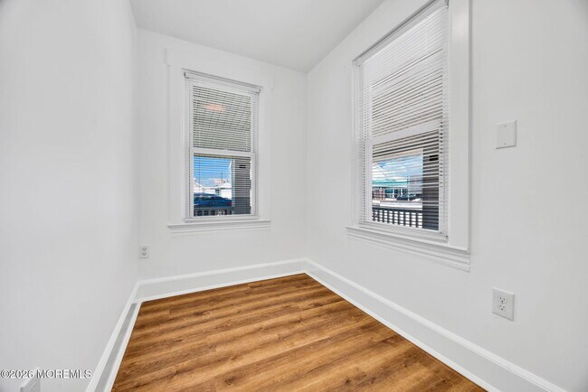 Building Photo - 103 17th Ave