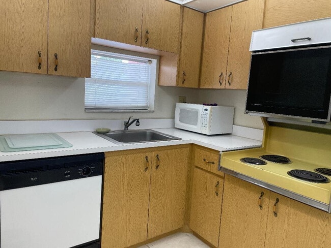 Building Photo - 9423 S Hollybrook Lake Dr