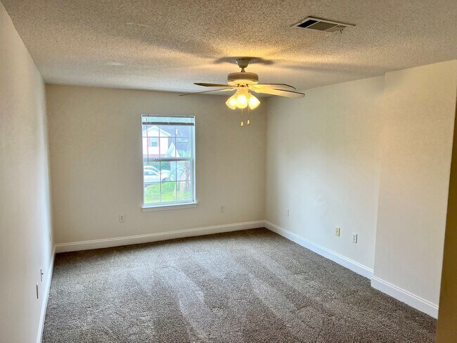 Building Photo - Central Crestview Location