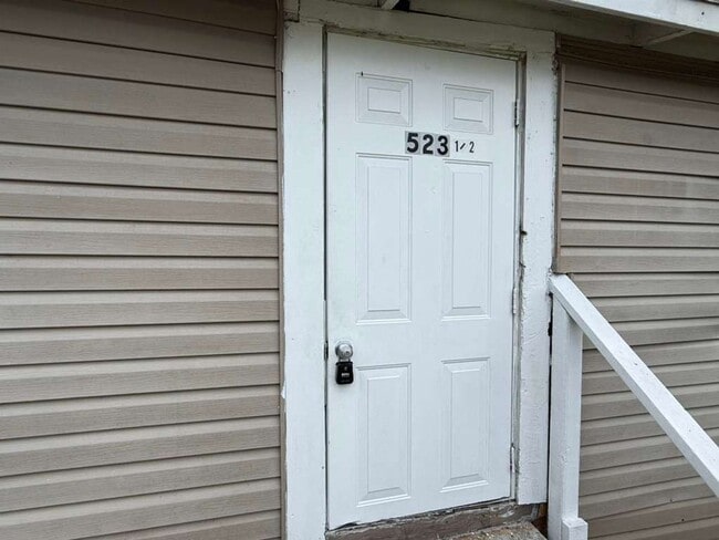 Building Photo - Freshly renovated 2/1 home! Apply for FREE This Holiday Season!