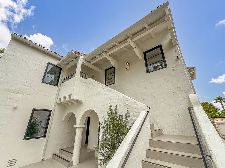 Building Photo - 150 N Arnaz Dr
