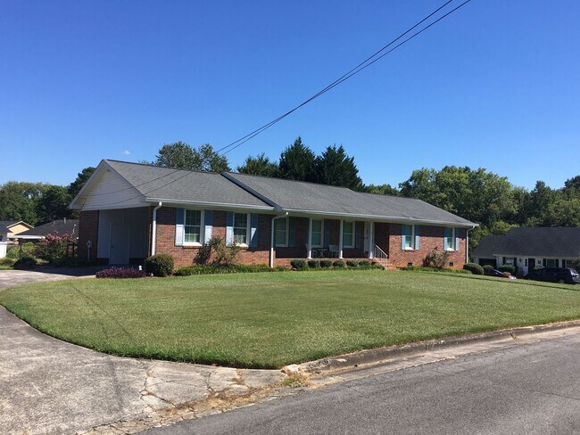 Building Photo - 3/2 House in Maplewood $1,795