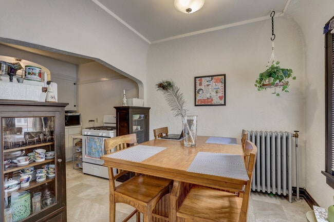 Building Photo - Armin