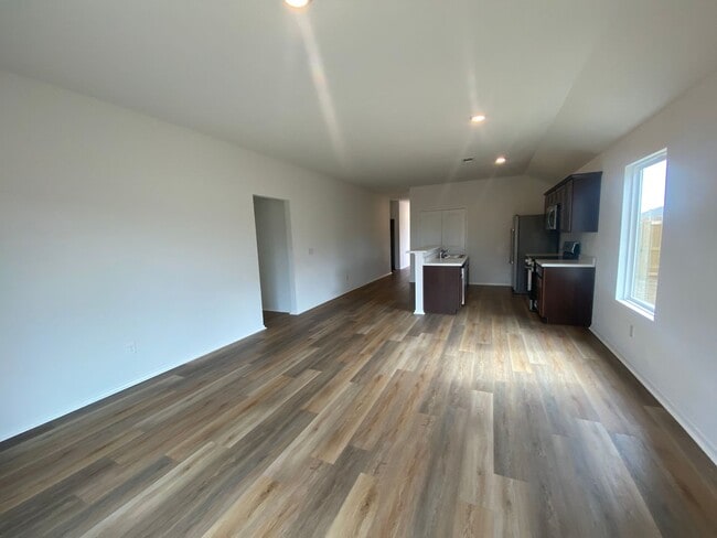 Building Photo - 4 Bedroom, 2 Bathroom home in Valley View School District!