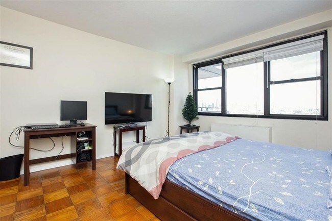 Building Photo - 201 ST PAULS Ave