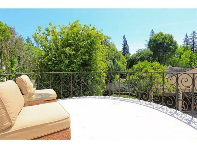 Building Photo - Gorgeous 4 Bed, 3 Bath Home in Desirable C...