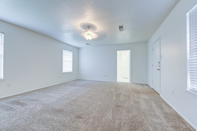 Building Photo - 2213 Baylor Dr