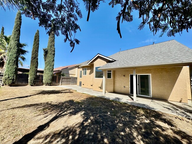 Building Photo - REDUCED!!! 4 Bedroom, 3 Bath Tri-Level Hom...