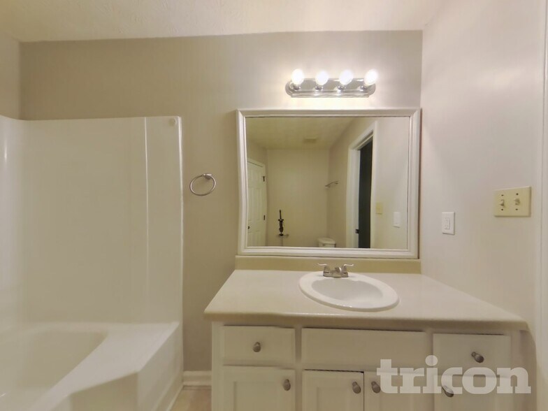 Building Photo - 15 Gregory Ln