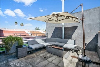 Building Photo - 823 N Fuller Ave