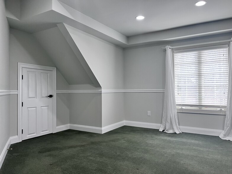 Building Photo - 2614 Boston Post Rd