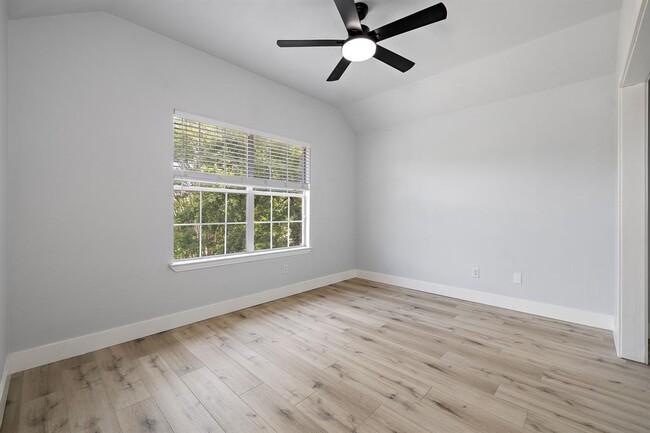 Building Photo - 502 Sherwood Ct