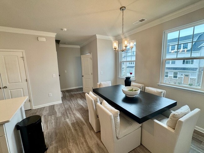 Building Photo - Spacious 3 Bedroom Townhouse