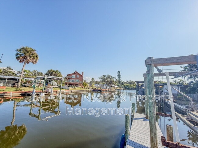 Building Photo - 818 Bayview Dr