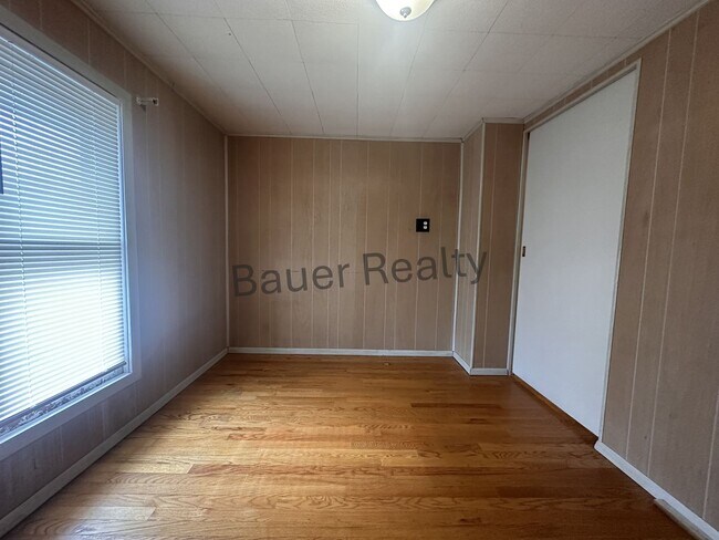 Building Photo - 3 -4 Bedroom Home Near Brookside Park