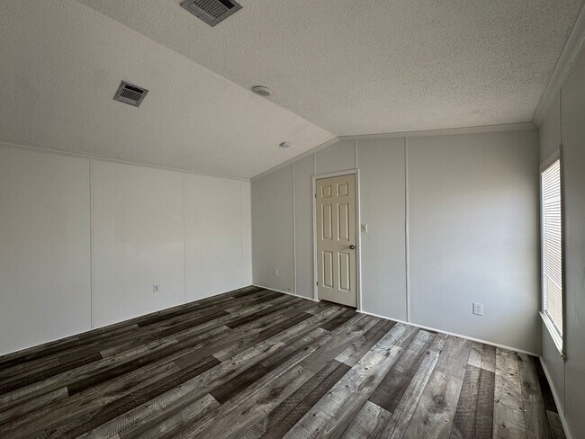 Building Photo - 16206 Wood Dr