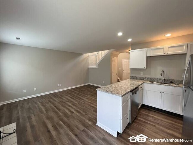 Building Photo - Fully Updated 3 Bedroom Condo in Universit...