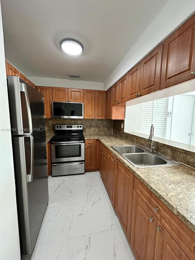 Building Photo - 2221 Sherman Cir