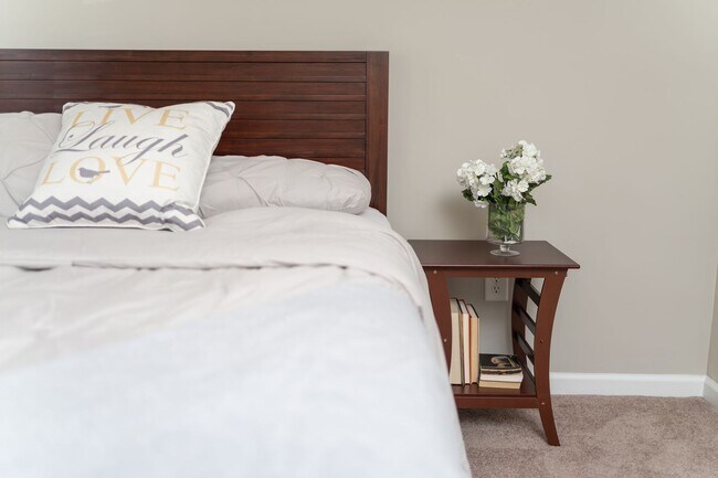 Building Photo - 3 Bedroom Flat, End unit Apartment - Available at Woodlands with $500 deposit. Ask your leasing a...