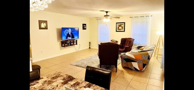Building Photo - Cozy Smart 3BR 2 Bath House in Sarasota