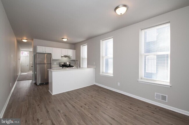 Building Photo - 3 Bed 1 Bath Renovated Townhouse