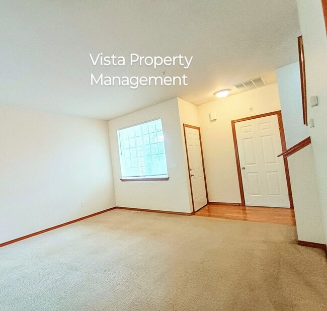 Building Photo - 2 Bedroom 2.5 bath BIG Townhouse with gara...
