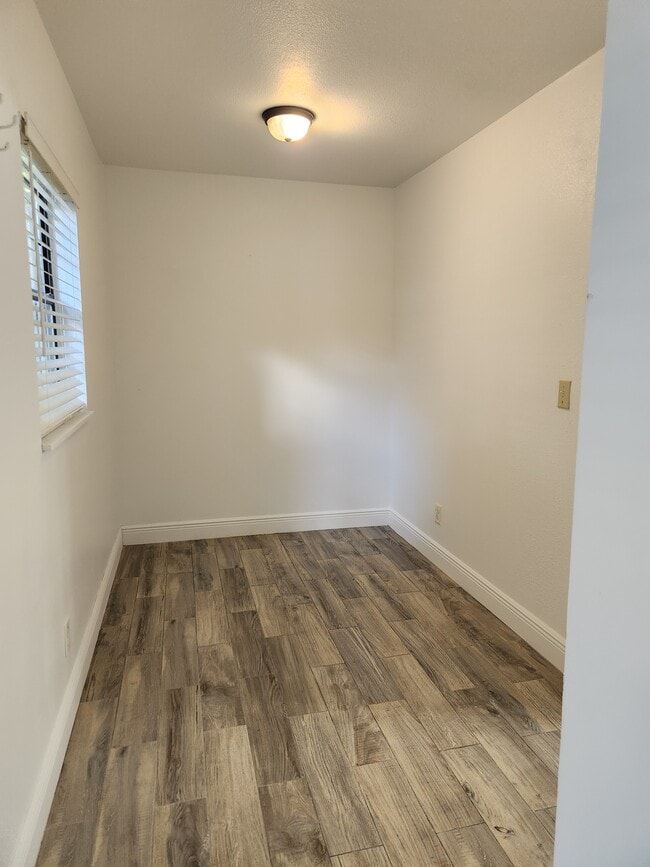Building Photo - 1005 N Bracewell Dr